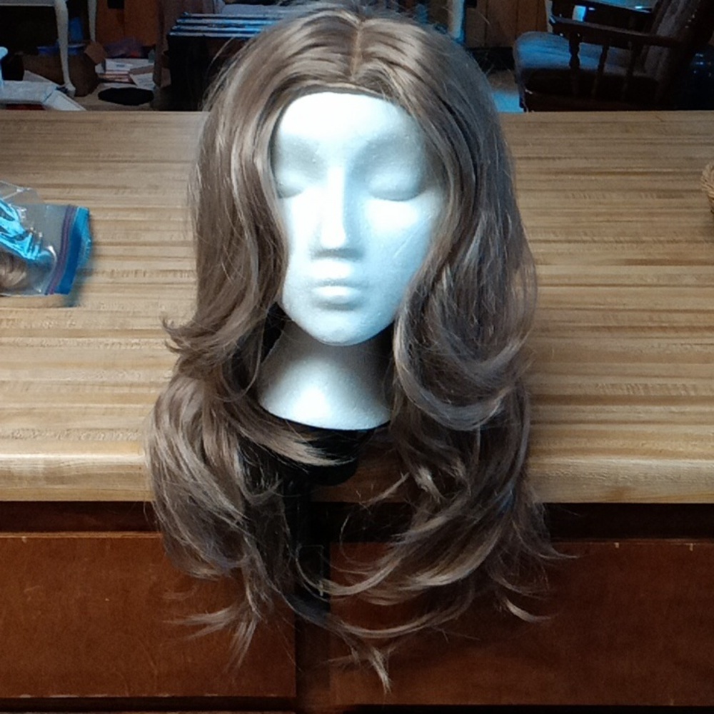 20 in natural beige blonde wig synthetic